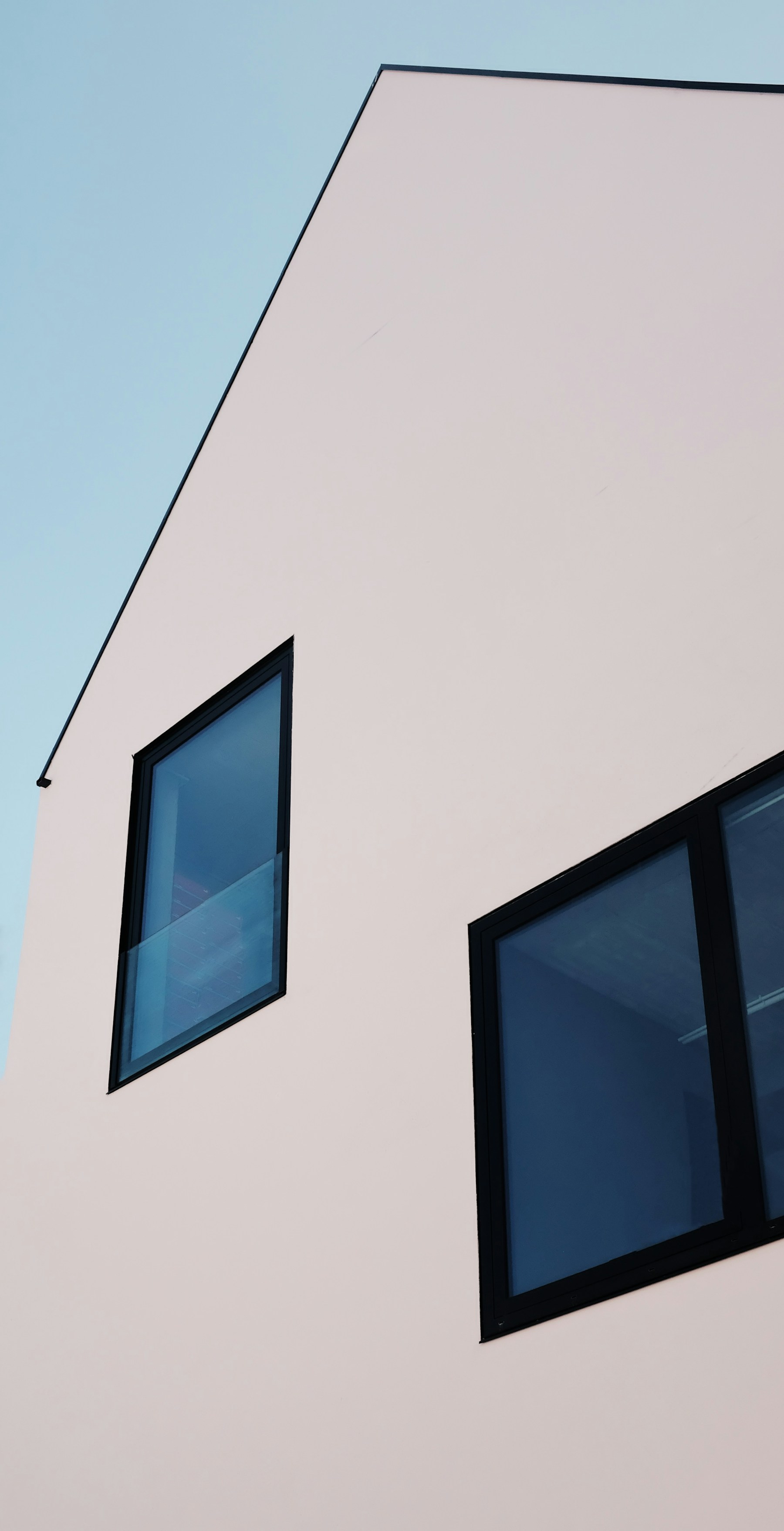 Minimalistická bílá fasáda moderního domu